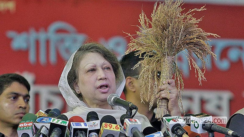 ২০০৮ সালের ২৭ ডিসেম্বর। দুই বছর জরুরি অবস্থার পর নবম সংসদ নির্বাচন আসন্ন। রাজধানীর পল্টন ময়দানে চারদলীয় জোটের নির্বাচনি জনসভায় বিএনপি চেয়ারপারসন খালেদা জিয়া হাতে তুলে ধরেন দলের নির্বাচনী প্রতীক ‘ধানের শীষ’। ছবি: মুস্তাফজি মামুন