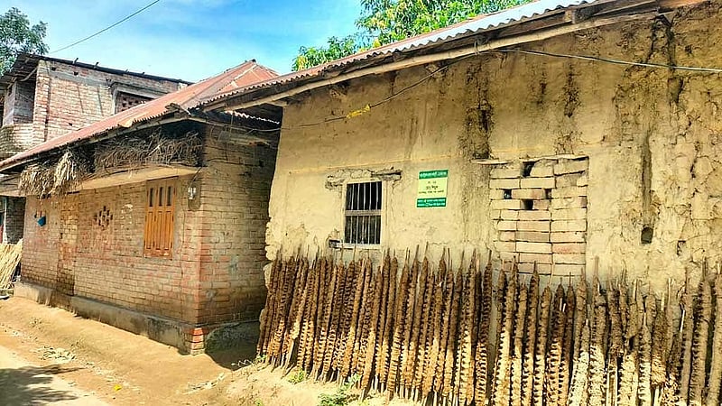 দুই বাড়ির মাঝের সরু গলিটি দিয়েই মিনারুলদের বাড়িতে ঢুকতে হয়।