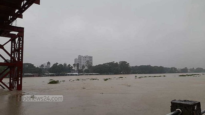 নগরীর বন্দরবাজার এলাকার ক্বিন ব্রিজের নিচে সুরমার পানি বিপৎসীমা ছাড়িয়েছে। 