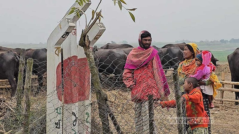ইটভাটা শ্রমিকের অল্প আয়েও স্কুল গড়েছিলেন ঝন্টু প্রমাণিক। কিন্তু গত বছর সেটি পুড়িয়ে দেওয়া হয়। তবে পোড়া স্কুলের স্মৃতি হিসেবে রয়ে গেছে শহীদ মিনার।