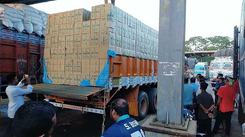 ৮ সেপ্টেম্বর সন্ধ্যায় ডিমের চালান ভারত থেকে বেনাপোলে পৌঁছায়।