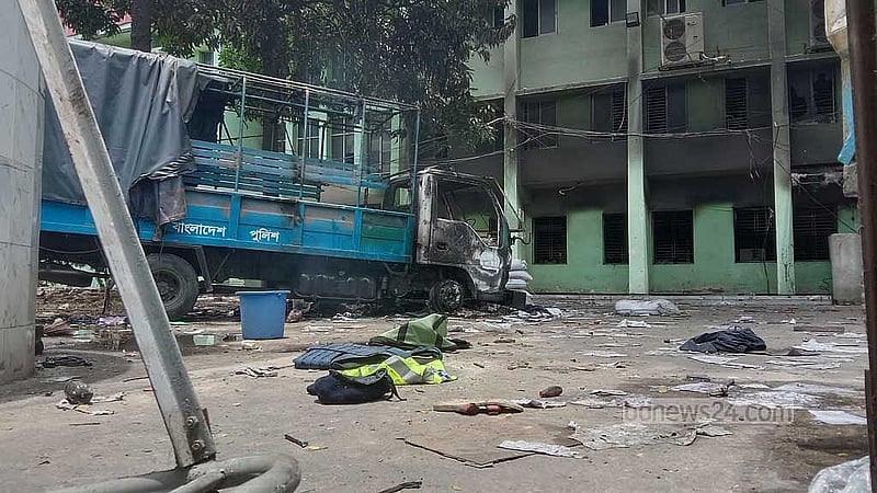 ৫ অগাস্ট সরকার পতনের পর ঢাকার পল্টন থানায় হামলার চিত্র। 