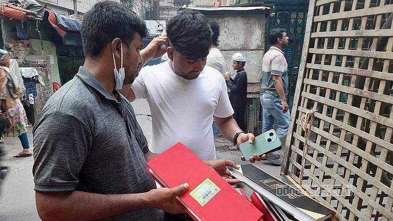 পহেলা বৈশাখ সামনে রেখে পুরান ঢাকায় অস্থায়ী দোকানেও পাওয়া যায় লাল কাপড়ের মলাটে বাঁধা খাতা।