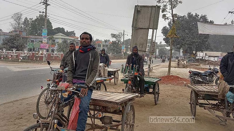 পঞ্চগড়ে শীতে মানুষ ঘর থেকে কম বের হওয়ায় যাত্রী পাচ্ছেন না ভ্যানচালকরা।