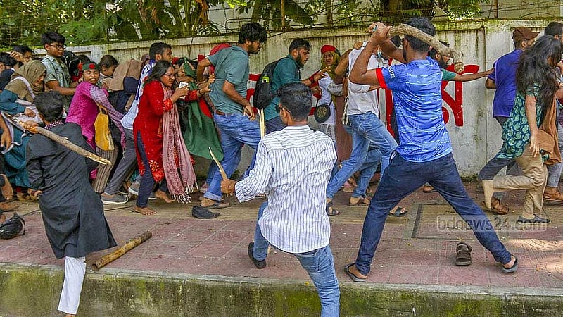 কোটা সংস্কার আন্দোলনের মধ্যে ২০২৪ সালের ১৫ জুলাই ঢাকা বিশ্ববিদ্যালয় শিক্ষার্থীদের মারধরের অভিযোগ ওঠে ছাত্রলীগের বিরুদ্ধে।