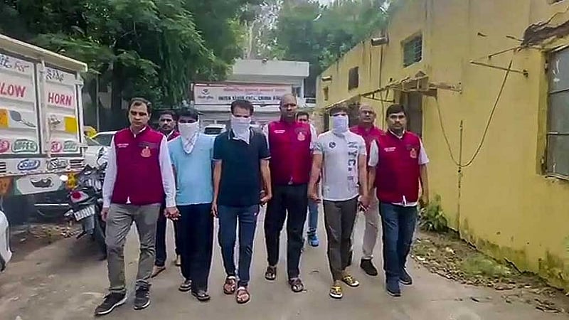 দিল্লি পুলিশের ক্রাইম ব্রাঞ্চ গ্রেপ্তার কয়েকজনকে তাদের কার্যালয়ে নিয়ে যাচ্ছে।