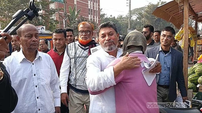 মাদারীপুর-২ আসনে বিএনপির প্রার্থী জাহান্দার আলী জাহান নির্বাচনি গণসংযোগ করছেন। 