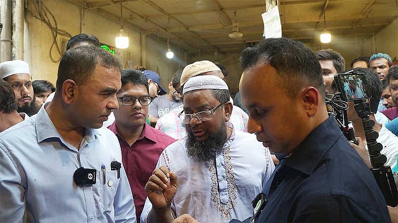 বাণিজ্য মন্ত্রণালয়ের পাশাপাশি ভোক্তা অধিকার সংরক্ষণ অধিদপ্তরের দলও বাজার তদারকি করছে।