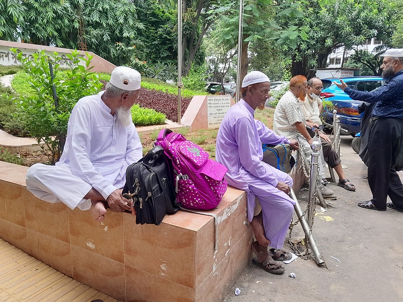সুপ্রিম কোর্ট প্রাঙ্গণে বিচারপ্রার্থীদের অপেক্ষা