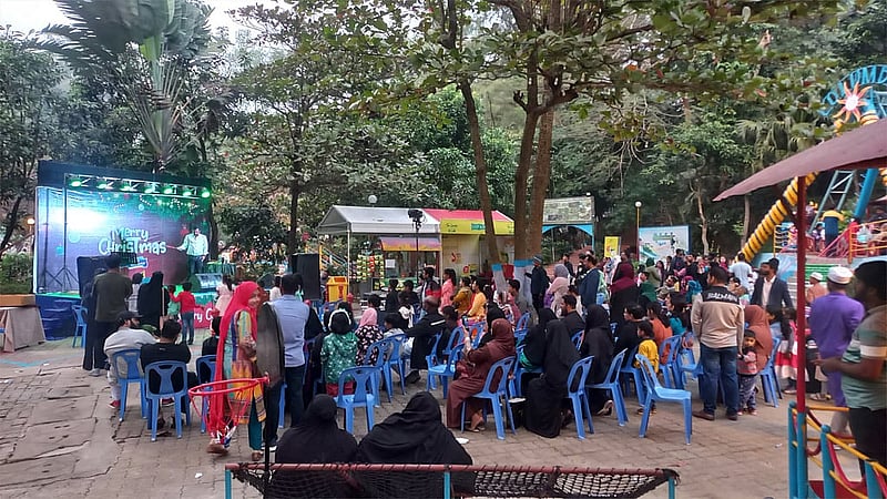 বড়দিন উদযাপন উপলক্ষে বুধবার চট্টগ্রামের ফয়’স লেকে আয়োজন করা হয় সাংস্কৃতিক অনুষ্ঠান