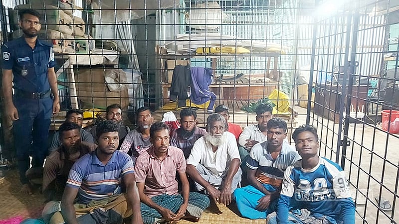 চাঁদপুরে মেঘনা নদীর অভয়াশ্রমে জাটকা শিকারে দায়ে আটক ১২ জেলের বিরুদ্ধে মামলা করা হয়েছে।