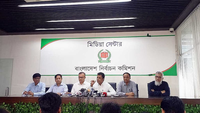 ঢাকার আগারগাঁওয়ে নির্বাচন ভবনে বুধবার সংবাদ সম্মেলন করে বৃহস্পতিবার ‘স্ট্যান্ড ফর এনআইডি’ কর্মসূচি পালনের ঘোষণা দেন বাংলাদেশ ইলেকশন কমিশন অফিসার্স অ্যাসোসিয়েশনের আহ্বায়ক মোহাম্মদ মনির হোসেন। ফাইল ছবি 