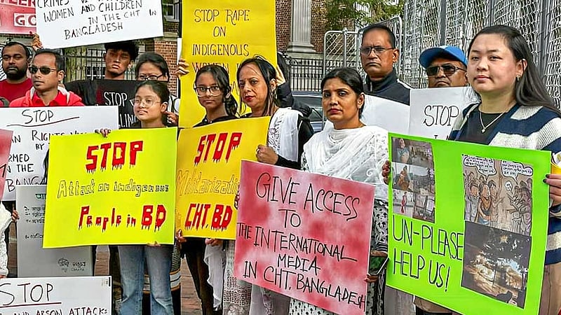 পার্বত্য চট্টগ্রামে আদিবাসী নিপীড়নসহ সারা বাংলাদেশে জাতিগত ও ধর্মীয় সংখ্যালঘু হত্যা, ধর্মীয় প্রতিষ্ঠানগুলোতে হামলার প্রতিবাদে হার্ভার্ড বিশ্ববিদ্যালয়ের সামনে হার্ভার্ড স্কয়ারে মানববন্ধন। গতবছরের ২৩ সেপ্টেম্বরের ছবিটি মহীতোষ তালুকদার তাপসের ফেইসবুক থেকে নেওয়া।