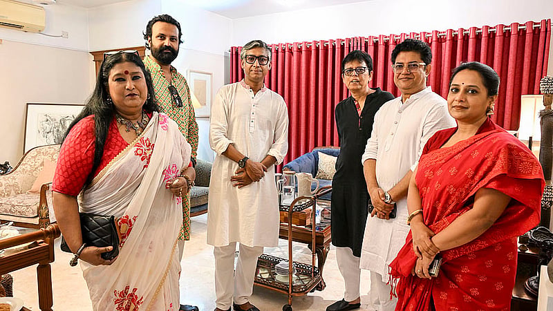 বিডিনিউজ টোয়েন্টিফোর ডটকমের বর্ষবরণ অনুষ্ঠানে অভিনয়শিল্পী নিমা রহমান, তার ছেলে আরিক আনাম খান, অভিনয়শিল্পী রওনক হাসান, চলচ্চিত্র নির্মাতা এনামুল করিম নির্ঝর, অভিনয়শিল্পী আহসান হাবীব নাসিম ও অপি করিম।