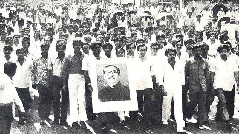 বঙ্গবন্ধুর রূহের মাগফেরাত কামনায় ১৯৭৫ সালের ৪ নভেম্বরের এই মৌন মিছিল জন্ম দিয়েছিল বহু আলোচনার।