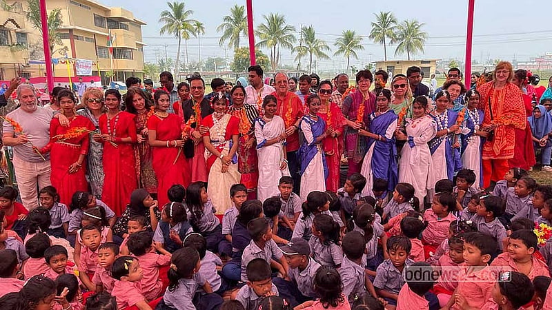 পঞ্চাশ বছর উদযাপনের অনুষ্ঠানে ছিল কেক কাটা, আলোচনা, নাচ-গানে এক রঙিন উৎসব। 