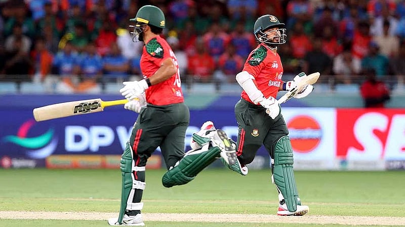 সাইফ হাসান ও পারভেজ হোসেন ইমন ছাড়া বাংলাদেশের আর কেউ দুঅঙ্ক ছুঁতে পারেননি। ছবি: রয়টার্স।