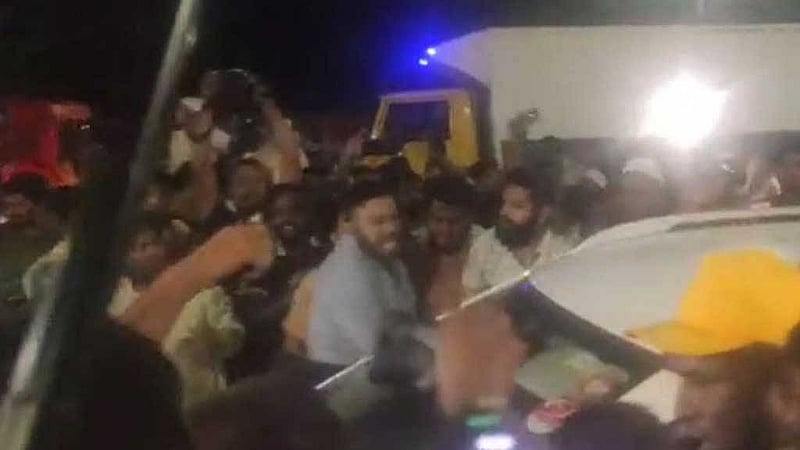 অন্তর্বর্তীকালীন সরকারের শপথ অনুষ্ঠান উপলক্ষে বঙ্গভবনে প্রবেশ করতে গেলে তোপের মুখে পড়েন মাহী বি চৌধুরী।