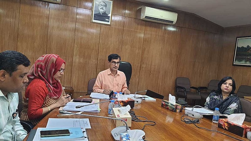 বুধবার সচিবালয়ে অর্থনৈতিক বিষয় সংক্রান্ত মন্ত্রিসভা কমিটির বৈঠকে শেষে কথা বলছেন মন্ত্রিপরিষদের সমন্বয় ও সংস্কার বিভাগের সচিব মাহমুদুল হোসাইন খান।