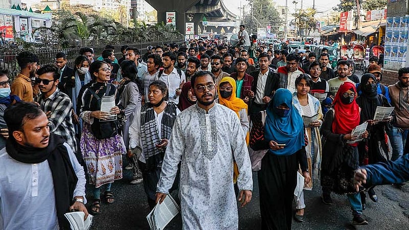 জুলাই ঘোষণাপত্রের পক্ষে শনিবার চট্টগ্রাম নগরীতে জনসংযোগ ও লিফলেট বিতরণ করেন বৈষম্যবিরোধী ছাত্র আন্দোলনের মুখ্য সংগঠক আব্দুল হান্নান মাসউদ।