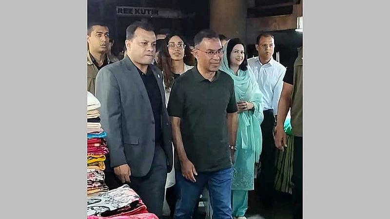 রাজধানীর বেইলি রোডে মহিলা সমিতির নীলিমা ইব্রাহিম মিলনায়তনে শনিবার সন্ধ্যায় সপরিবারে মঞ্চ নাটক দেখতে যান প্রধানমন্ত্রী তারেক রহমান।