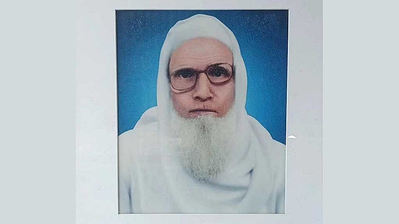 ১৯১৩ সালে মসজিদটি নির্মাণ করেন মৌলভি মমিন উদ্দিন আকন।