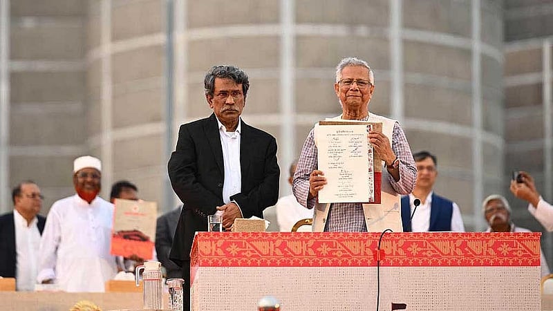 জাতীয় সংসদের দক্ষিণ প্লাজায় জুলাই জাতীয় সনদ স্বাক্ষরের পর তা উঁচিয়ে ধরেন প্রধান উপদেষ্টা মুহাম্মদ ইউনূস, তার সঙ্গে আছেন জাতীয় ঐকমত্য কমিশনের সহসভাপতি আলী রীয়াজ। ফাইল ছবি