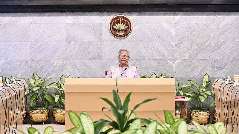 রাজধানীর তেজগাঁওয়ে প্রধান উপদেষ্টার কার্যালয়ে উপদেষ্টা পরিষদের সভায় সভাপতিত্ব করেন মুহাম্মদ ইউনূস। ছবি: পিআইডি