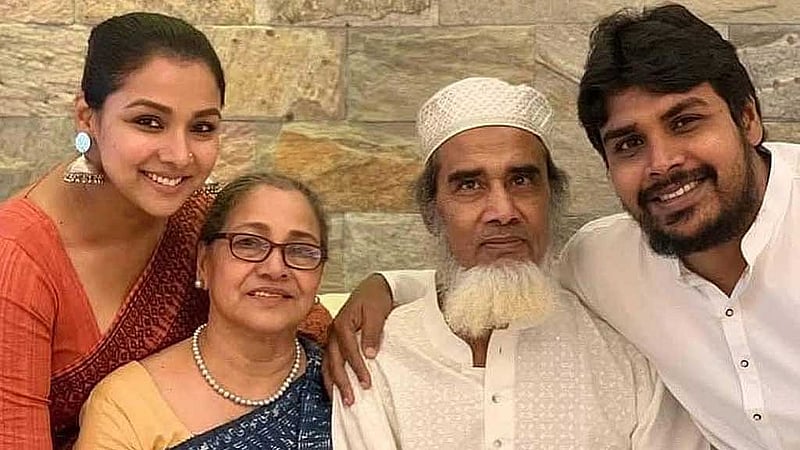 অভিনেত্রী রুনা খান ও তার বাবা ফরহাদ খান, ছবি: অভিনেত্রীর ফেইসবুক থেকে নেওয়া।