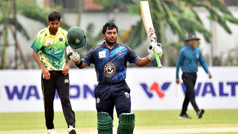 ঢাকা লিওপার্ডসের হয়ে ১৩৭ রানের ইনিংস খেলেও হাসিমুখে মাঠ ছাড়তে পারেননি ওপেনার জাকির হাসান। ছবি: ওয়ালটন