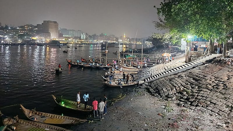 রাতের বুড়িগঙ্গা।