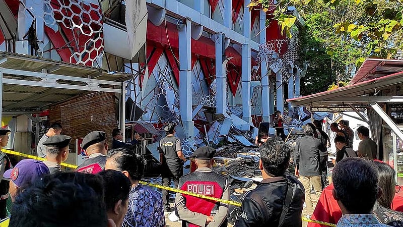 উত্তর সুলাওয়েসির মানাদো শহরের এই ভবনটির ধসে পড়া অংশের নিচে চাপা পড়ে এক বৃদ্ধা নিহত হয়েছেন। ছবি: রয়টার্স 