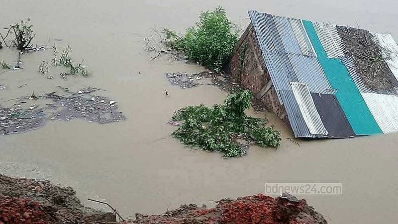 পানির তোড়ে ফুলগাজী উপজেলার সদর ইউনিয়নের শ্রীপুর রোড এলাকায় সড়ক ভেঙে দুইটি দোকানসহ মুহুরী নদীতে পড়ে গেছে। 