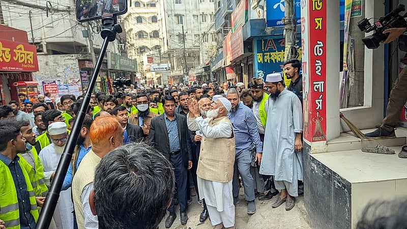 নিজ নির্বাচনি এলাকা ঢাকা-১৫ আসনে জনসংযোগে জামায়াতে ইসলামীর আমির শফিকুর রহমান।
