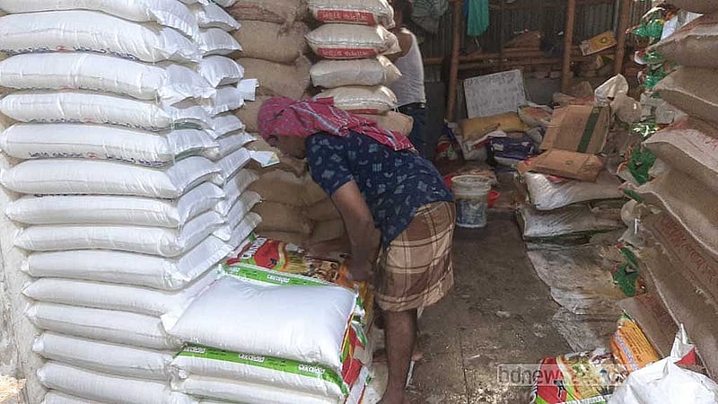 গত সপ্তাহের তুলনায় চালের দাস কেজিতে ২ থেকে ৪ টাকা বেড়েছে।