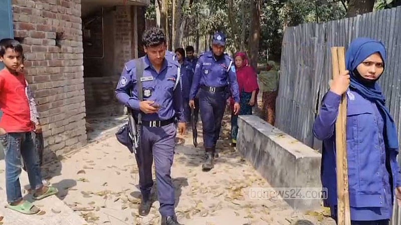 মাদক ব্যবসায়ী ফরিদ শেখের বাড়িতে অভিযান চালায় ডিবি পুলিশ। 