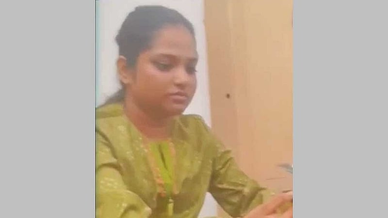 উত্তরা পূর্ব থানায় এক ব্যবসায়ীর করা প্রতারণার মামলার আসামি শারমিন আক্তার একা।