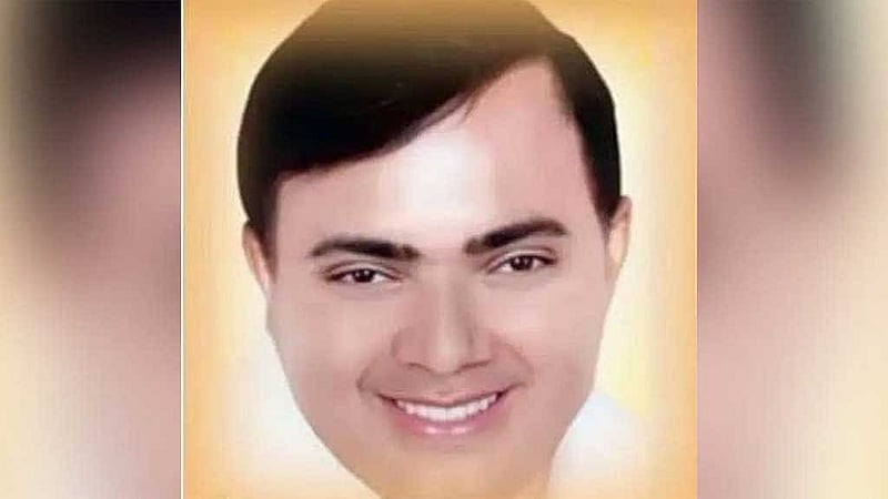 স্ব-ঘোষিত ধর্ম গুরু ভোলে বাবা ওরফে নারায়ণ সাকার হরি ওরফে বিশ্ব হরি, তবে তার আসল নাম সুরজ পাল। 