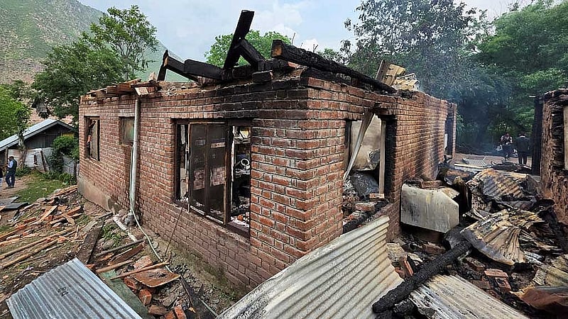 পাকিস্তানি সেনাদের গোলায় ক্ষতিগ্রস্ত ভারত নিয়ন্ত্রিত কাশ্মীরের বারামুল্লার সালামাবাদের একটি বাড়ি। ছবি: রয়টার্স