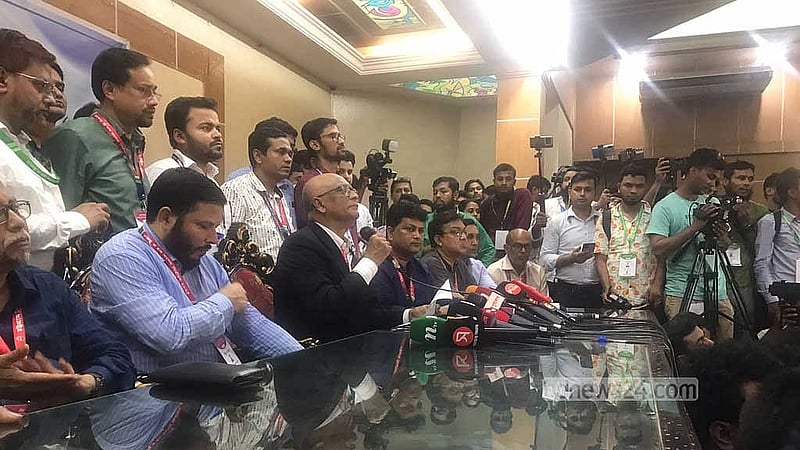 ভোট গ্রহণ শেষের ১২ ঘণ্টা পর বুধবার ভোর পৌনে ৫টার দিকে চট্টগ্রাম বিশ্ববিদ্যালয়ের বাণিজ্য অনুষদ মিলনায়তনে চাকসু নির্বাচনের প্রধান নির্বাচন কমিশনার অধ্যাপক মনির উদ্দিন ফল ঘোষণা করেন।