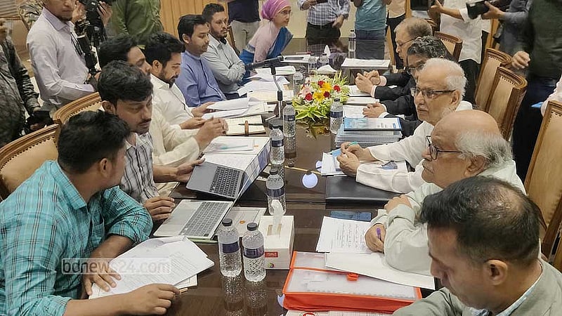 জাতীয় সংসদের এলডি হলে শনিবার জাতীয় ঐকমত্য কমিশনের সঙ্গে সংলাপে বসেন এনসিপি নেতারা।