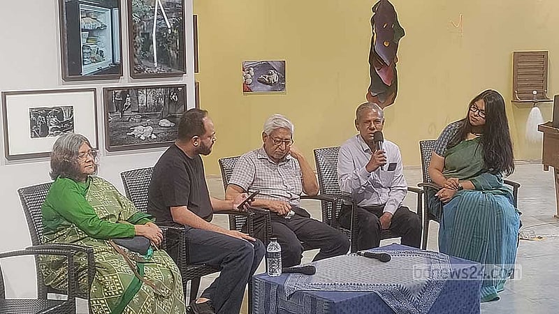 আলোকচিত্রী মুনেম ওয়াসিফের 'ক্রমশ' প্রদর্শনী ঘিরে শনিবার ধানমন্ডির বেঙ্গল শিল্পালয়ে আলাপচারিতা আয়োজন করা হয়।
