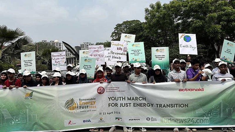 'রিনিউয়েবল এনার্জি ফেস্ট’ এর প্রথম দিন ঢাকা বিশ্ববিদ্যালয়ের দোয়েল চত্বর থেকে হয় শোভাযাত্রা