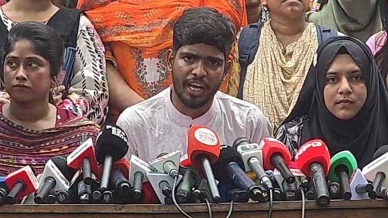ঢাকা কলেজে শহীদ মিনার চত্বরে সাত কলেজের শিক্ষার্থী প্রতিনিধির সংবাদ সম্মেলন।