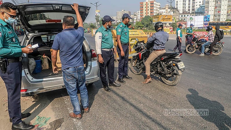 ১৩ নভেম্বর ২০২৫: শেখ হাসিনার মানবতাবিরোধী অপরাধের মামলায় রায়ের তারিখ ঘোষণার দিন বৃহস্পতিবার ‘ঢাকা লকডাউন’ কর্মসূচি ঘোষণা করে কার্যক্রম নিষিদ্ধ আওয়ামী লীগ। এদিন সকাল থেকেই রাজধানীজুড়ে নিরাপত্তা জোরদার করে আইনশৃঙ্খলা বাহিনী। ছবি: আব্দুল্লাহ আল মমীন