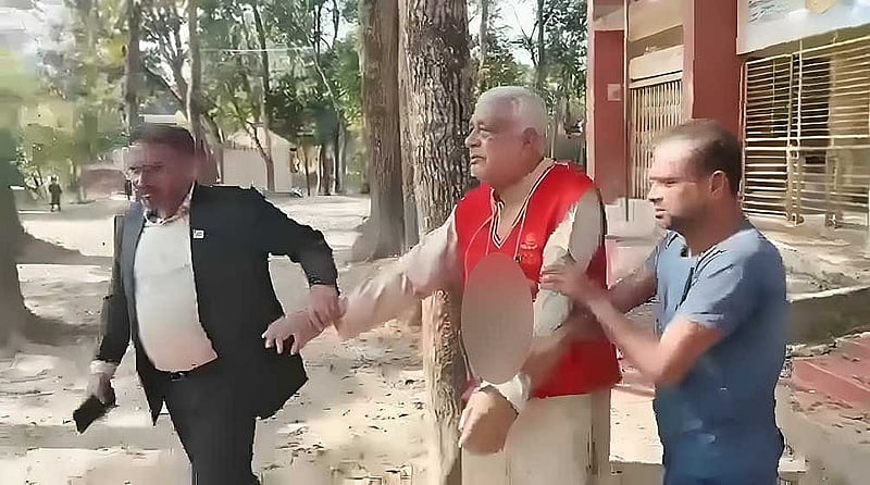 কুমিল্লার চৌদ্দগ্রামে মুক্তিযোদ্ধা আব্দুল হাই কানুকে জুতার মালা পরিয়ে হেনস্তা করা হয়েছে ২২ ডিসেম্বর।