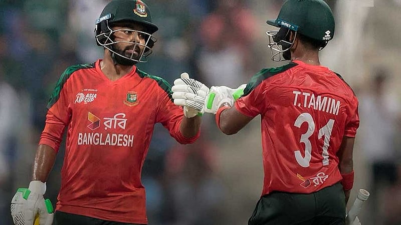 দুর্দান্ত ব্যাট করা তানজিদকে অভিনন্দন জানাচ্ছেন হৃদয়। ছবি: ছবি: এসিসি ফেইসবুক।