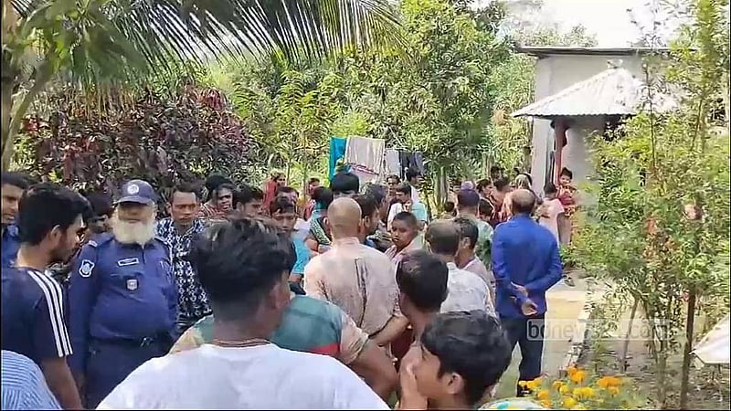 হত্যা-ডাকাতির খবরে দন্ত চিকিৎসকের বাড়িতে স্বজন ও স্থানীয়দের ভিড়। 
