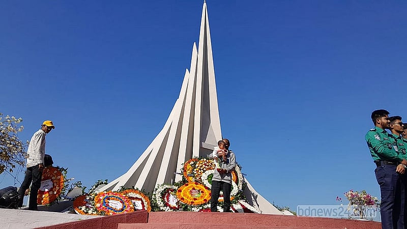 মুক্তিযুদ্ধ স্মৃতিস্তম্ভে সন্তানকে নিয়ে শ্রদ্ধা জানিয়েছেন তার বাবা। 