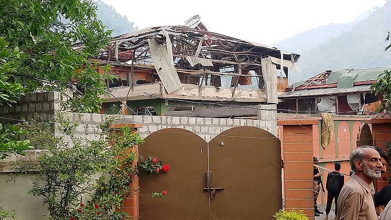 মুজাফফরাবাদে ভারতীয় হামলায় ক্ষতিগ্রস্ত বিলাল মসজিদের পাশে পাহাড়। ছবি: রয়টার্স